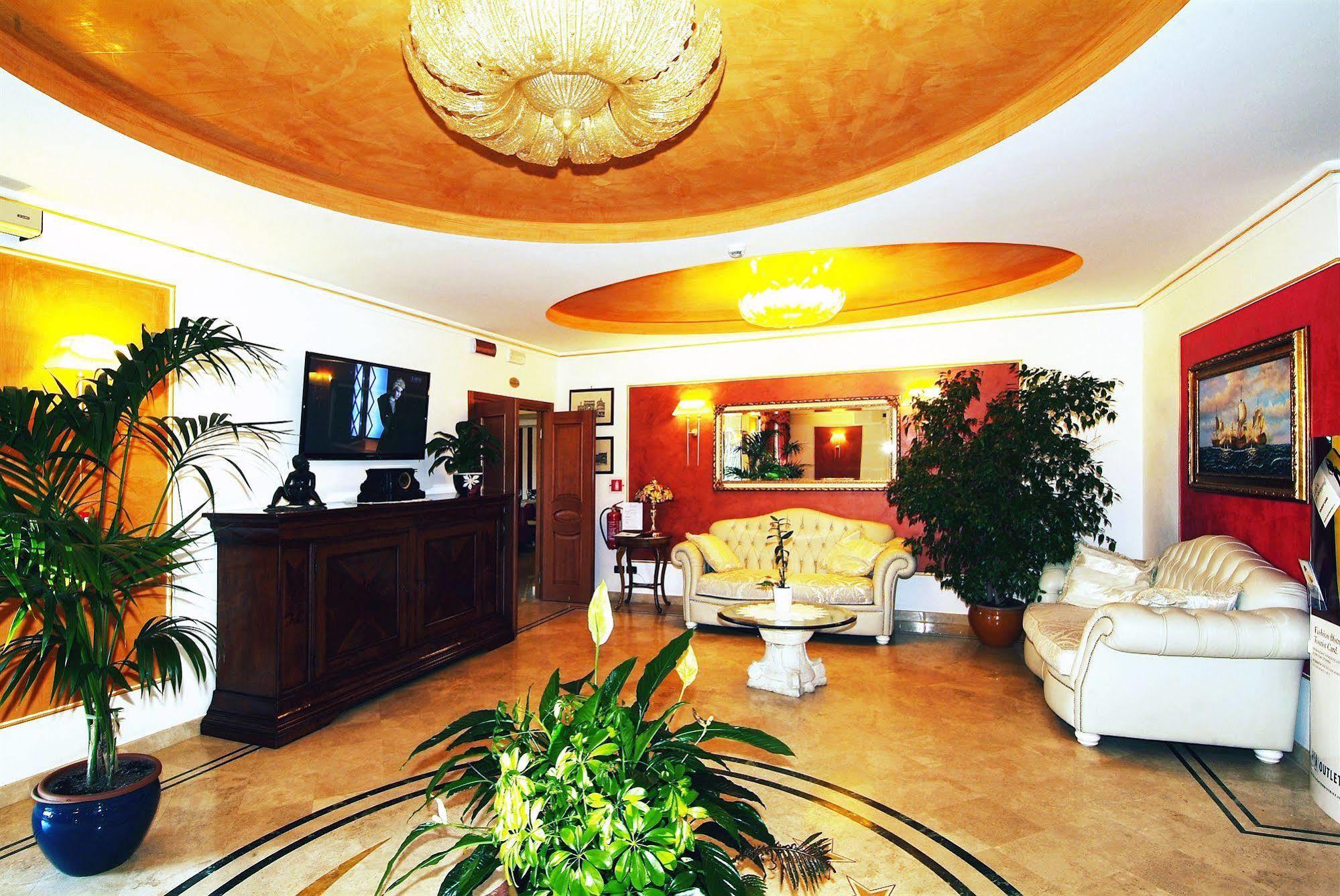 Fashion Hotel Valmontone Exterior photo